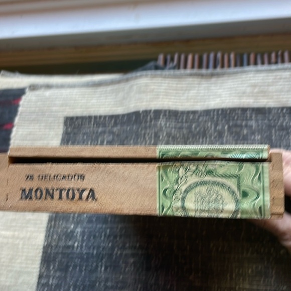 Vintage Montoya Wooden Cigar Box - Picture 7 of 10